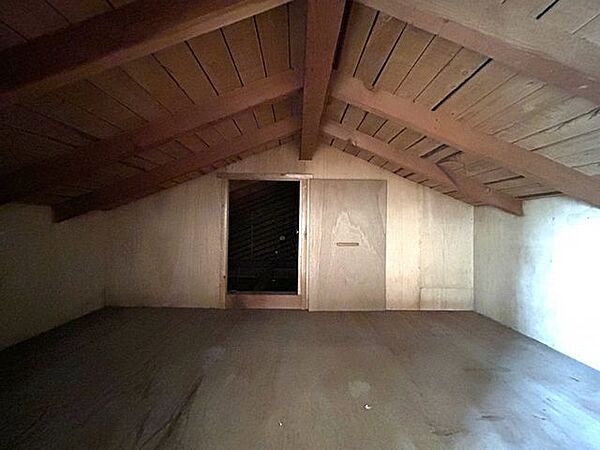 【屋根裏収納】大容量の屋根裏収納付き。生活空間をすっきり保てます。