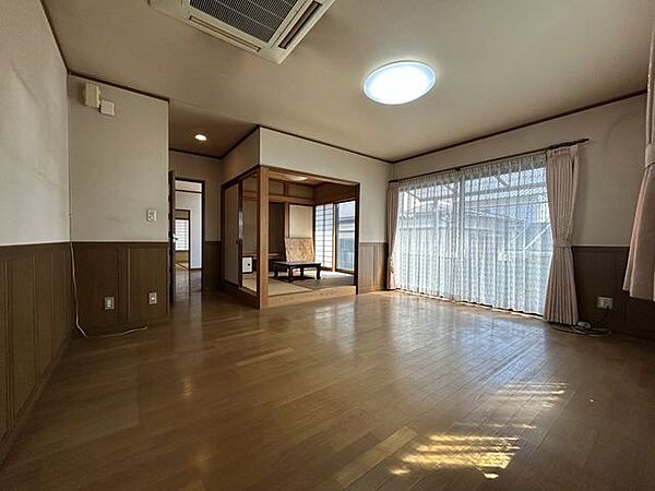 【リビング】南向きの大きな掃き出し窓があり、明るく開放的なリビング。