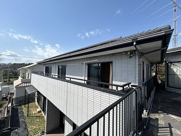 【外観】南東側からの外観。敷地281.15m2（85.04坪）、建物157.70m2（47.7坪）。