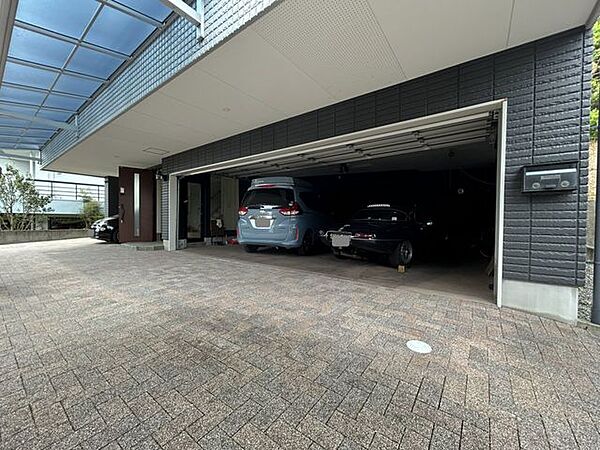 【駐車場】建物1Fの駐車場には、並列3台駐車可能。