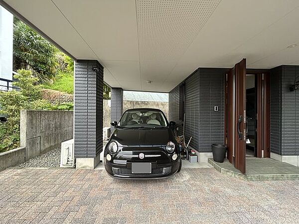 【駐車場】建物1Fの駐車場には、並列3台駐車可能。玄関横に＋1台駐車可能。