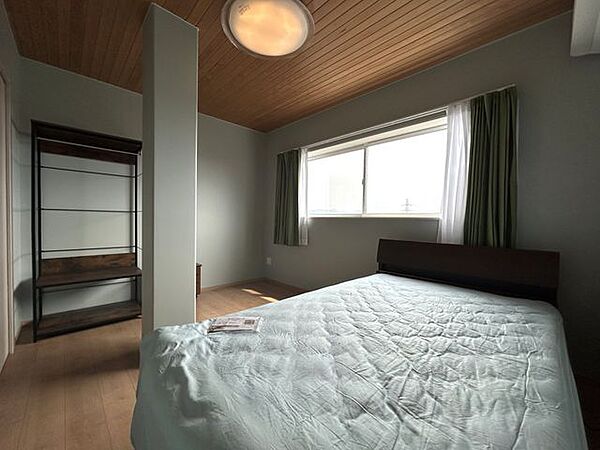【洋室】広さは5.6帖。子ども部屋や書斎にも適したお部屋です。