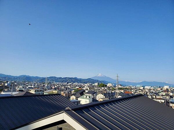 【眺望】天気の良い日には富士山を遠望できる贅沢な眺望です。