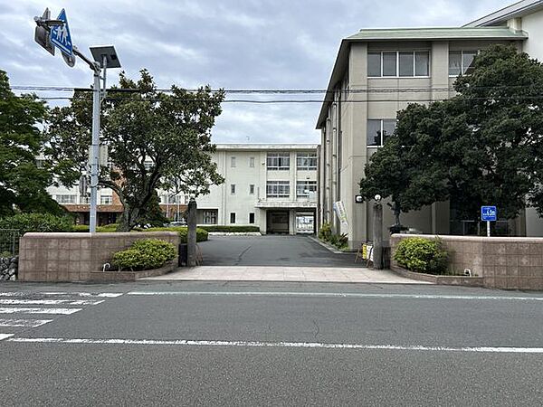 徒歩27分。吉田町立吉田中学校 2110m