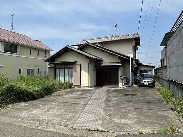 【外観】間口が広く平坦な敷地で、車の出し入れや来客時の乗り降りがしやすい一戸建てです。