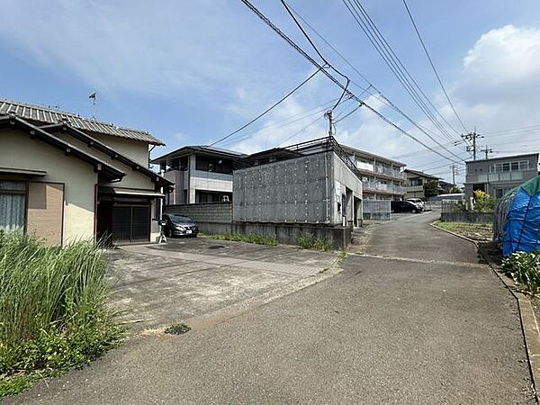 【前面道路】道路と敷地がほぼフラットにつながり、毎日の車の出し入れがしやすい住まいです。