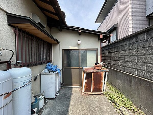 【納戸】キッチン脇の勝手口につながり、ゴミ出しや買い物の運び入れがしやすい納戸です。