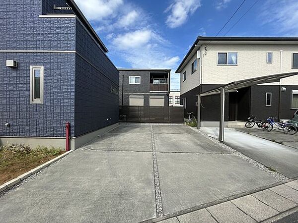 【駐車場】建物東側の駐車場には、4台駐車可能。