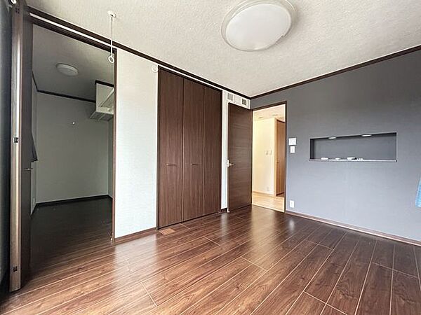 【洋室1約8帖】収納に加えウォークインクローゼットがあるので、お部屋が片付きます。