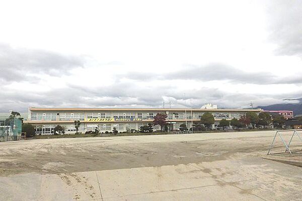 【周辺環境/小学校】山梨市立日下部小学校まで1200ｍ（徒歩15分）