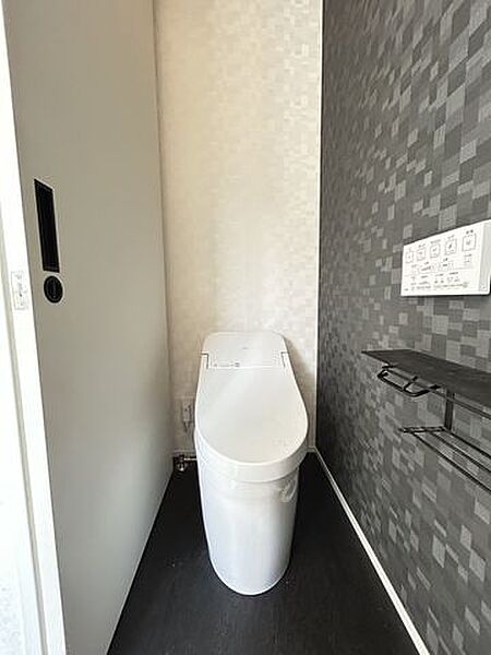 【2Fトイレ】タンクレストイレでお掃除ラクラク。