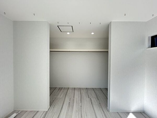 【洋室1WIC】見渡しやすいオープンタイプで、毎日のコーディネートも選びやすい。家族の衣類をまとめて管理できる広さが魅力です。