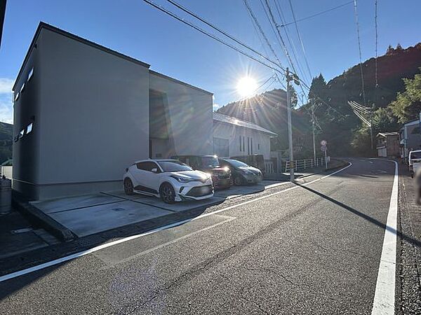 【前面道路】駐車場の間口も広いので出入りもスムーズです。