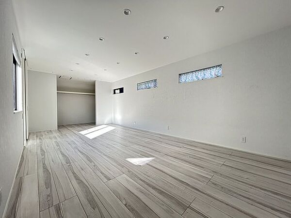 【洋室1】広さ約18帖。ゆとりある洋室。寝室としてはもちろん、リビング兼書斎など多用途に使える広さです。