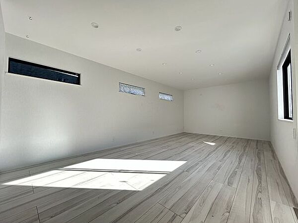 【洋室1】窓が多く、明るく開放感あふれる洋室。家具のレイアウトがしやすく、暮らしに合わせて自由にアレンジできる洋室です。