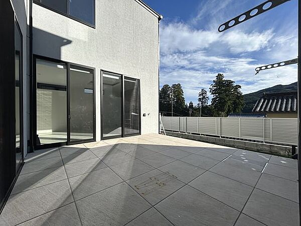 【テラス】プライベート感と眺望の良さを兼ね備えたテラス。洗濯物干しにも便利です。