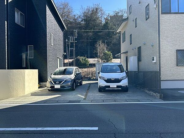 【駐車場】建物南西側の駐車場には、並列2台駐車可能。