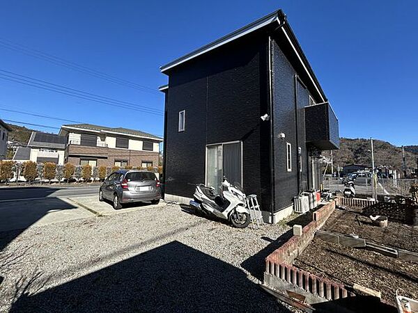 【庭】南向きのお庭では、ガーデニングなども楽しめます。
