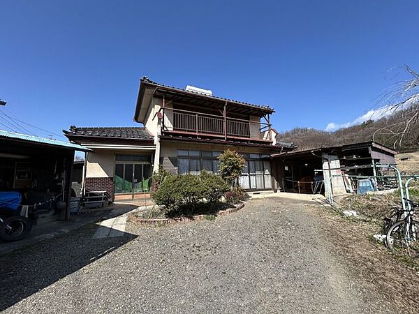 【外観】南東側から見た外観。敷地488.00m2（147.62坪）、建物128.35m2（38.82坪）です。