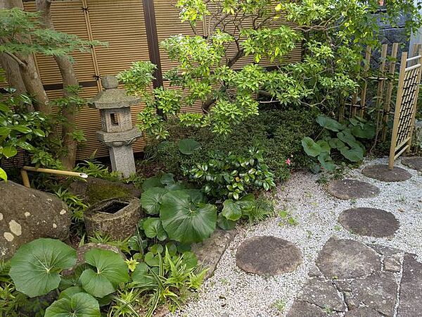 【庭】石敷きで、和の雰囲気を楽しめる落ち着いた空間です。
