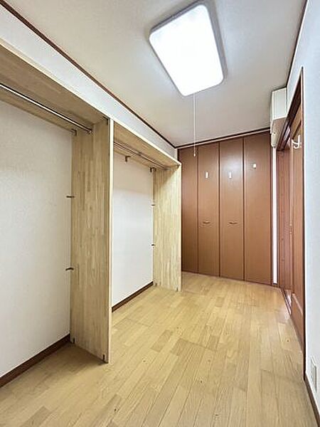 【納戸】備え付けの棚とハンガーパイプが用意されており、おしゃれ好きの方もお洋服の収納に困りません。