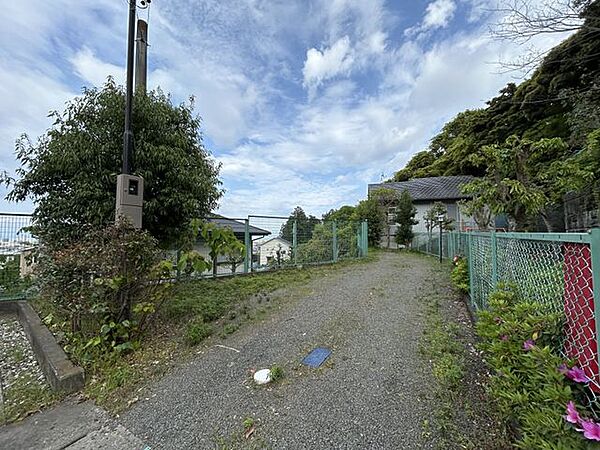 【カースペース】縦列3台駐車可能。隣地は公園になっており、お子様やお孫さんも楽しく過ごせます。