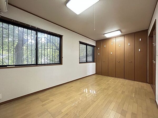 【洋室2】約7.5帖、主寝室としてご利用いただける2面採光の明るい洋室です。