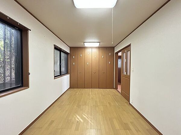 【洋室2】壁一面が収納になっており、趣味の多い方でも広々部屋をお使いいただけます。