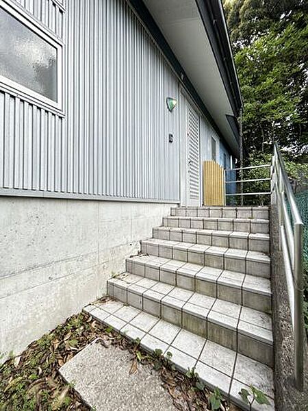 【エントランス】お掃除のしやすいタイル張りの階段です。