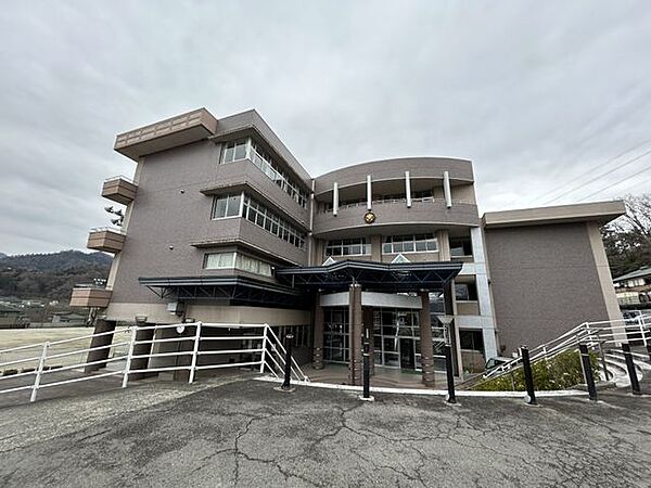 大月市立猿橋中学校 徒歩38分。 3000m