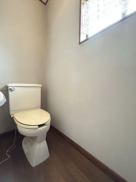 【2Fトイレ】窓付きで換気もしやすいトイレです。
