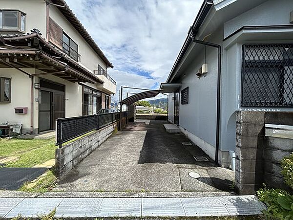 【駐車スペース】カーポート付きの駐車スペース。玄関までフラットでお車の出入りもスムーズです。