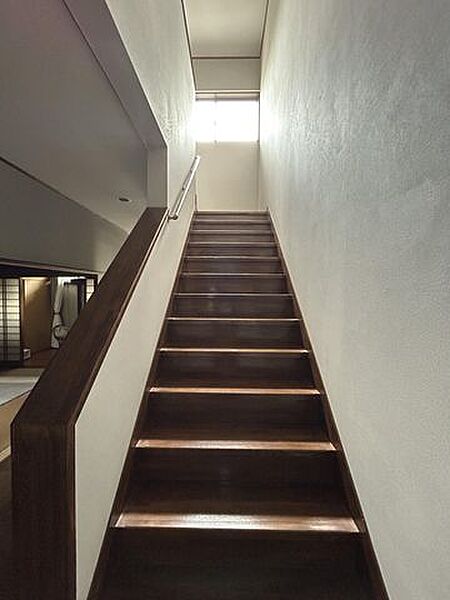 【階段】手すり付きで上り下りしやすい、落ち着いた雰囲気の階段です。