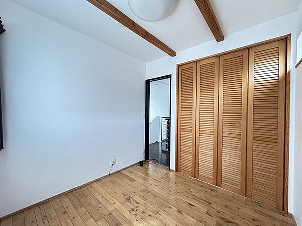 【2階洋室2】約3.75帖。収納もあり居室とや書斎にもお使いいただけます。