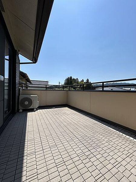 【バルコニー】南向きのバルコニーは日当たり良好です。