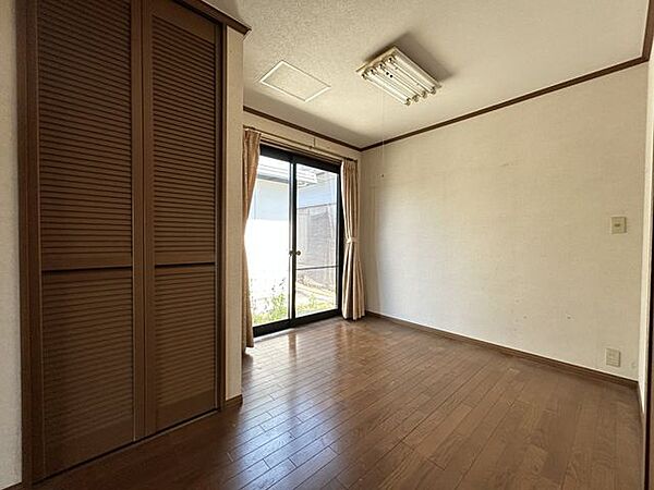 【1階洋室1】約5.25帖。クローゼット付きなので、お部屋が片付きます。