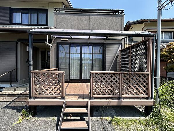 【ウッドデッキ】屋根付きで少しの雨なら洗濯物も安心です。