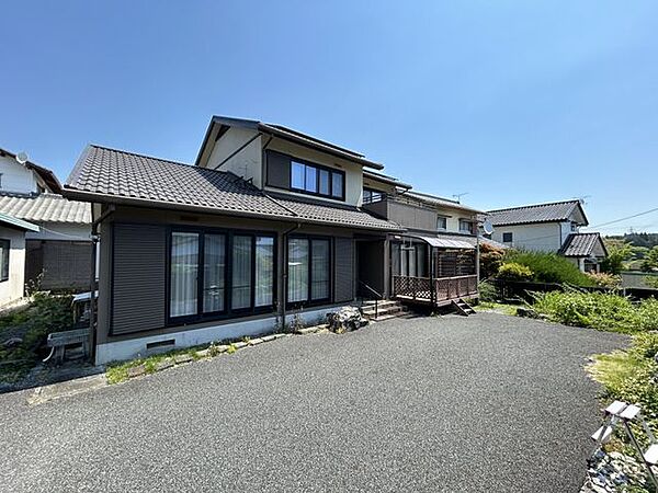 【庭】南向きのお庭では、ガーデニングなども楽しめます。