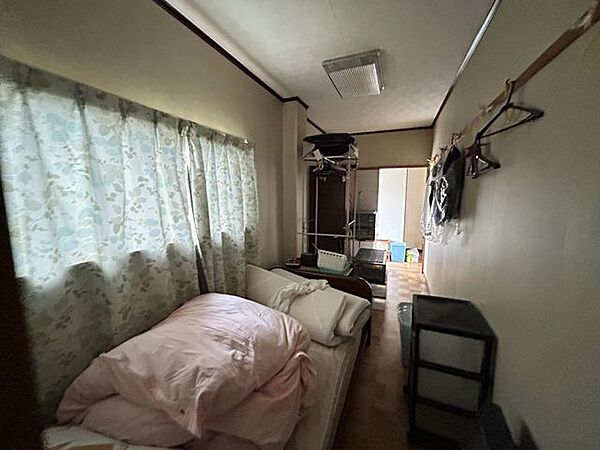 【納戸】約6帖の納戸には、消耗品のストックや季節ものの衣類、家電等を置くことができます。