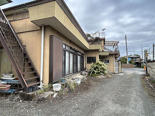 【外観】南西側から見た外観。敷地648.63m2（196.21坪）、建物236.30m2（71.48坪）です。