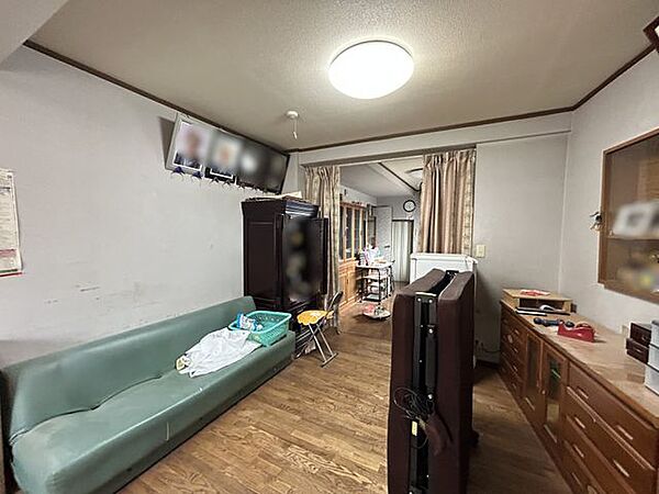 【1階洋室1】約10.2帖。ダイニングキッチンに隣接した洋室は、ご家族が集まりやすい空間です。