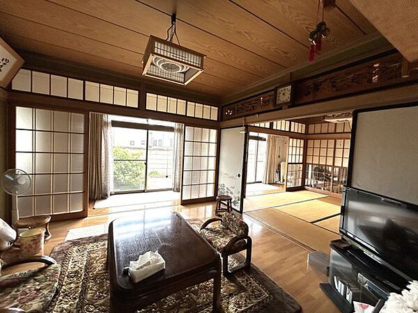 【1階洋室3】約8帖。和室と隣接しており、多目的に活用できる洋室です。