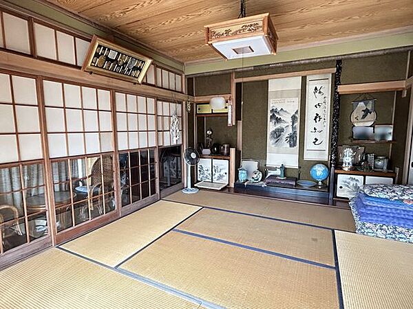 【1階和室1】約8帖。床の間や違い棚を備えた、和の趣を感じる落ち着いた和室です。