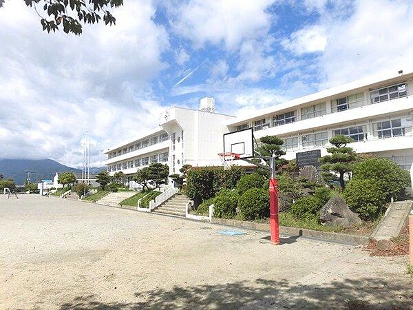 甲斐市立竜王北小学校 徒歩11分。 880m