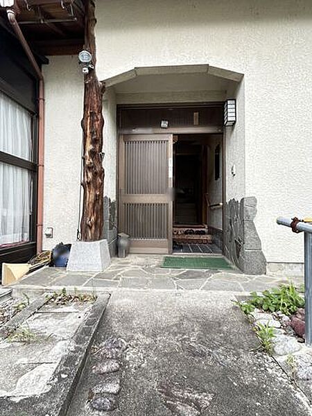 【玄関外観】屋根のある玄関で出入りしやすく、雨の日も落ち着いて使える入口です。