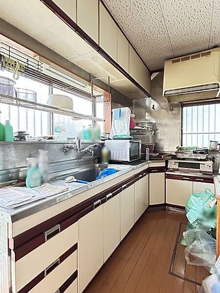 【キッチン】二面に窓があり明るく、L字型で作業を分けて使える、毎日の調理に使いやすいキッチンです。