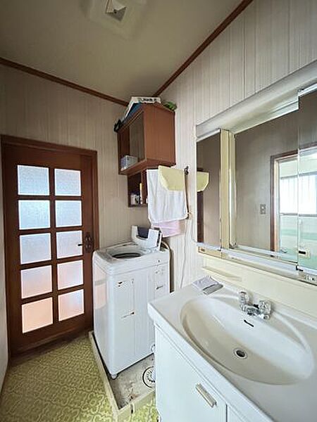 【洗面所】三面鏡があり身支度がしやすく、収納も備わり日々の準備に使いやすい空間です。