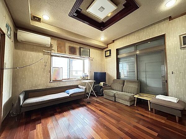 【1階洋室】約8帖。二面採光で光が入りやすく、明るさを感じながらゆったり過ごせる洋室です。
