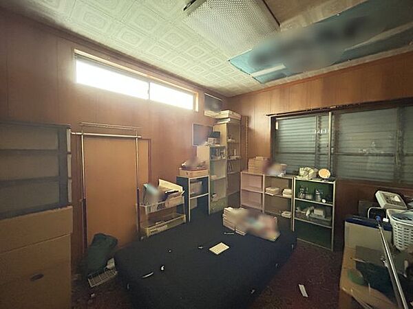 【2階洋室】約6帖。収納があり荷物の整理に使いやすく、居室としても用途を分けやすい和室です。