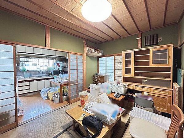 【1階和室】約6帖。DKとつながる和室で動線がスムーズ、食事やくつろぎに使い分けができる空間です。